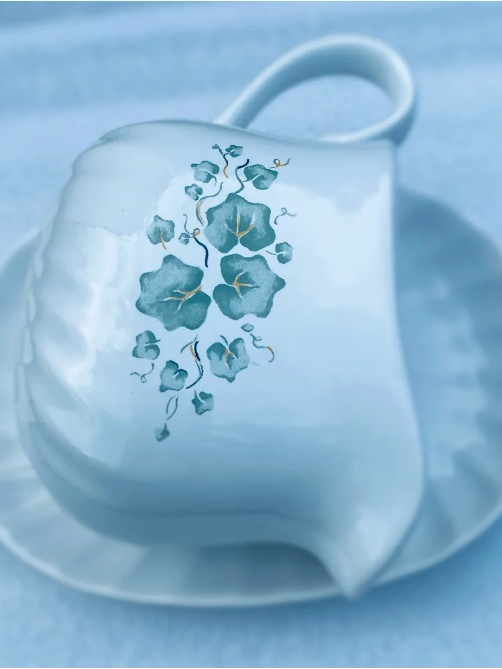 Corelle Coordinates Callaway Ivy Swirl Pattern Gravy Boat and Under Plate